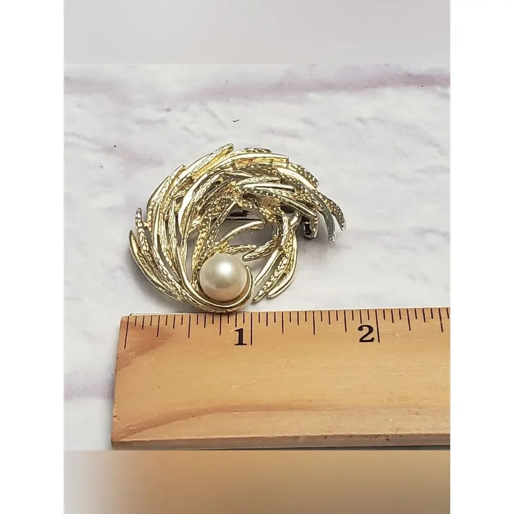 VINTAGE Brooch Goldtone Swirl Branches & Faux Pearl